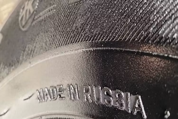 Về truyền động, UAZ Hunter Chase vẫn sử dụng động cơ xăng 2.7 L, mô-men xoắn lớn nhất 210 N.m, sản sinh công suất cực đại 128 mã lực. Động cơ này kết hợp với hộp số sàn 5 tốc độ và chế độ cài cầu 4H, 4L.