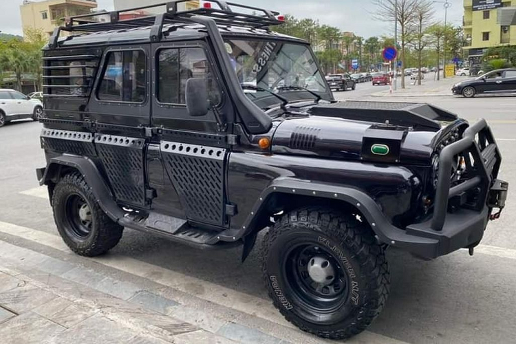 Thậm chí, cụm đèn pha và sương mù nguyên bản cũng được thay thế bằng đèn Bi-xenon và LED. Xe có thể đi tới những nơi địa hình khó khăn nhất trên đất nước Việt Nam với hệ dẫn động 4x4, lốp gai địa hình, hệ thống treo nâng cấp thêm nhíp lá và được hỗ trợ công nghệ bóng hơi điều khiển khí nén giúp chịu tải tốt.