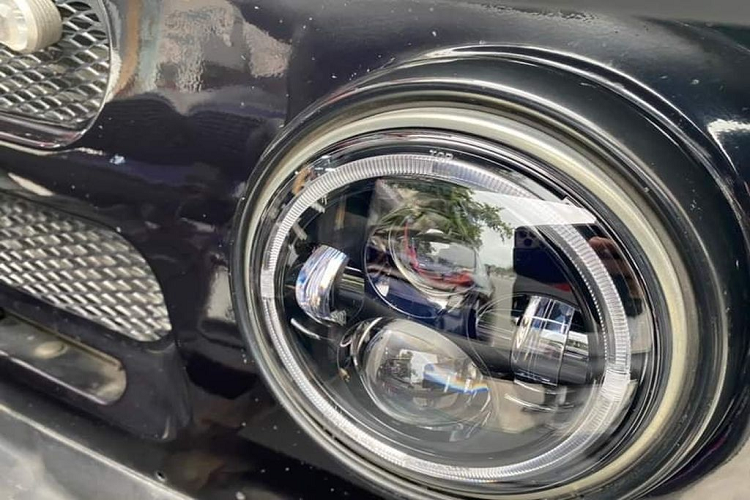 UAZ Hunter nguyên bản có thể ngả hàng ghế thứ hai theo tỷ lệ 60/40 hoặc ngả hẳn 180 độ, tối ưu cho việc chở hàng cồng kềnh. Tuy nhiên với bản độ Hunter Chase, khoang hành lý phía sau bị rút ngắn gần hết để dành không gian cho hàng ghế thứ 2. Ngoài ra, hàng ghế thứ 2 cũng được cắt giảm từ 3 chỗ xuống chỉ còn 2 chỗ ngồi.