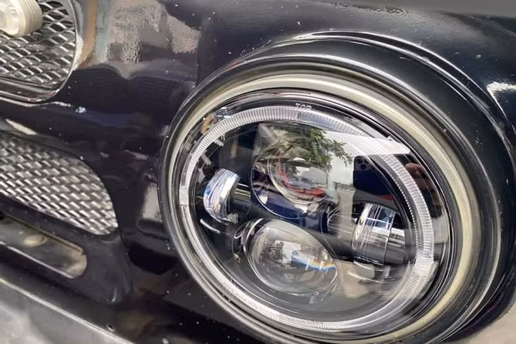 UAZ Hunter nguyên bản có thể ngả hàng ghế thứ hai theo tỷ lệ 60/40 hoặc ngả hẳn 180 độ, tối ưu cho việc chở hàng cồng kềnh. Tuy nhiên với bản độ Hunter Chase, khoang hành lý phía sau bị rút ngắn gần hết để dành không gian cho hàng ghế thứ 2. Ngoài ra, hàng ghế thứ 2 cũng được cắt giảm từ 3 chỗ xuống chỉ còn 2 chỗ ngồi.