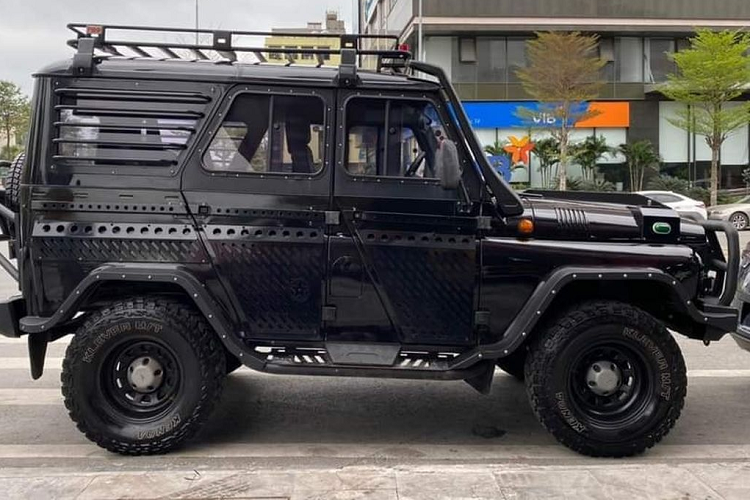 Ở trong cabin, nội thất của UAZ Hunter Chase tại Việt Nam vẫn mang phong cách thiết kế tối giản nhưng “sang chảnh” hơn nhiều với các chi tiết được bọc da. Cụ thể, ghế ngồi giả da chỉnh cơ trên UAZ Hunter đã được thay thế thành bằng ghế bọc da điều chỉnh điện trên “Chase”. Vô-lăng, bệ trung tâm và cả thanh nắm tay ở hàng ghế phụ phía trước cũng được bọc da.