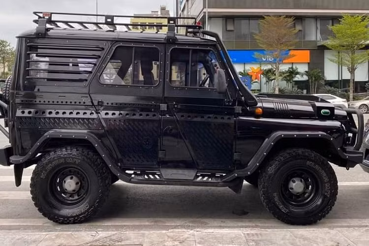 Ở trong cabin, nội thất của UAZ Hunter Chase tại Việt Nam vẫn mang phong cách thiết kế tối giản nhưng “sang chảnh” hơn nhiều với các chi tiết được bọc da. Cụ thể, ghế ngồi giả da chỉnh cơ trên UAZ Hunter đã được thay thế thành bằng ghế bọc da điều chỉnh điện trên “Chase”. Vô-lăng, bệ trung tâm và cả thanh nắm tay ở hàng ghế phụ phía trước cũng được bọc da.