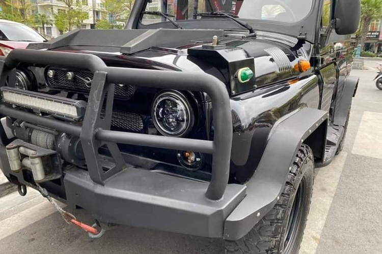 UAZ Hunter Chase được nâng cấp từ bản Hunter máy xăng. Xe vẫn giữ nguyên kiểu dáng thiết kế truyền thống với đèn pha tròn, lỗ khởi động quay tay ở cản trước, cửa sổ kéo tay,… . Tuy nhiên lớp “áo” của UAZ Hunter Chase đã được bọc “giáp” thép bảo vệ vỏ xe khỏi đá văng. Cụm cản trước lớn và có các thanh chắn bảo vệ chắc khỏe. Thêm vào đó là đèn LED xung quanh trợ sáng vào ban đêm, giá nóc và tời.