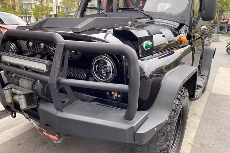 UAZ Hunter Chase được nâng cấp từ bản Hunter máy xăng. Xe vẫn giữ nguyên kiểu dáng thiết kế truyền thống với đèn pha tròn, lỗ khởi động quay tay ở cản trước, cửa sổ kéo tay,… . Tuy nhiên lớp “áo” của UAZ Hunter Chase đã được bọc “giáp” thép bảo vệ vỏ xe khỏi đá văng. Cụm cản trước lớn và có các thanh chắn bảo vệ chắc khỏe. Thêm vào đó là đèn LED xung quanh trợ sáng vào ban đêm, giá nóc và tời.