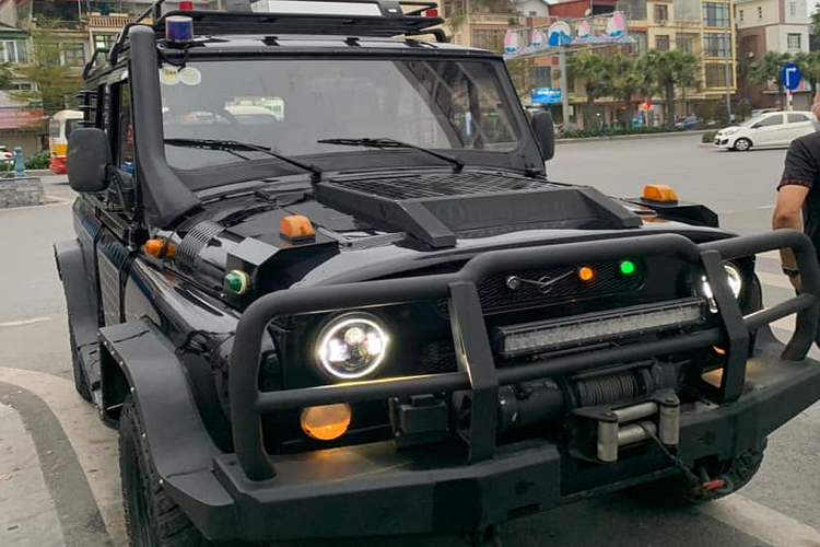 Sau nhiều năm vắng bóng trên thị trường, mới đây một chiếc UAZ Hunter Chase bọc thép đã bất ngờ được rao bán tại Quảng Ninh. Được biết, chiếc xe này hiện có giá bán tại thị trường Việt Nam khoảng 500 triệu, sau khi được độ fullbody, UAZ Hunter được chủ xe rao bán với giá 1 tỷ đồng.