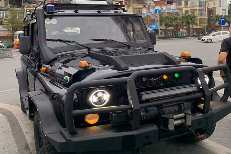 Sau nhiều năm vắng bóng trên thị trường, mới đây một chiếc UAZ Hunter Chase bọc thép đã bất ngờ được rao bán tại Quảng Ninh. Được biết, chiếc xe này hiện có giá bán tại thị trường Việt Nam khoảng 500 triệu, sau khi được độ fullbody, UAZ Hunter được chủ xe rao bán với giá 1 tỷ đồng.