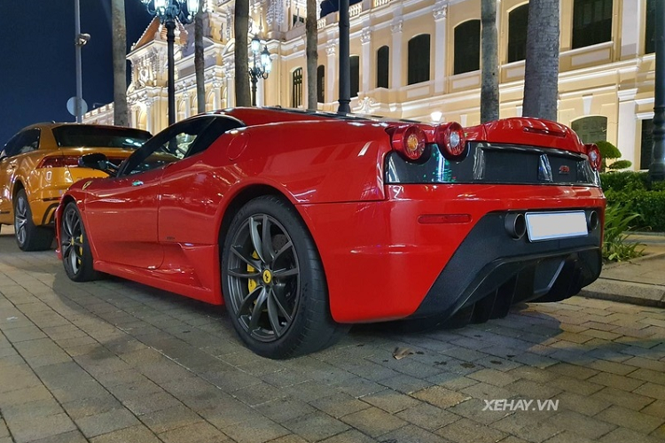 Siêu xe 430 Scuderia có thể tăng tốc từ 0 - 100 km/h chỉ trong 3,6 giây trước khi đạt vận tốc tối đa 319 km/h.