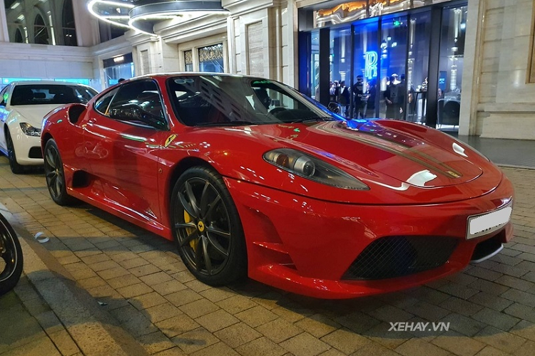 So với 430 tiêu chuẩn, Ferrari 430 Scuderia nhẹ hơn tới 100 kg và còn có bodykit thể thao, hầm hố hơn, gồm nhiều chi tiết làm từ sợi carbon như cản va trước, nẹp sườn, cản sau, ốp gương chiếu hậu...