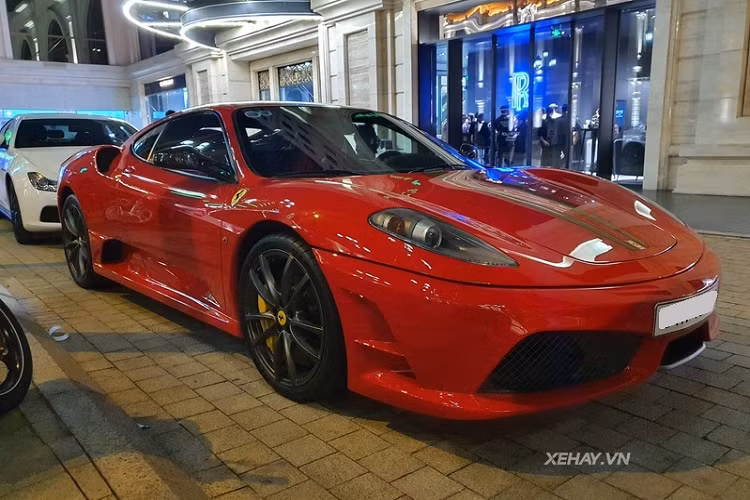 So với 430 tiêu chuẩn, Ferrari 430 Scuderia nhẹ hơn tới 100 kg và còn có bodykit thể thao, hầm hố hơn, gồm nhiều chi tiết làm từ sợi carbon như cản va trước, nẹp sườn, cản sau, ốp gương chiếu hậu...
