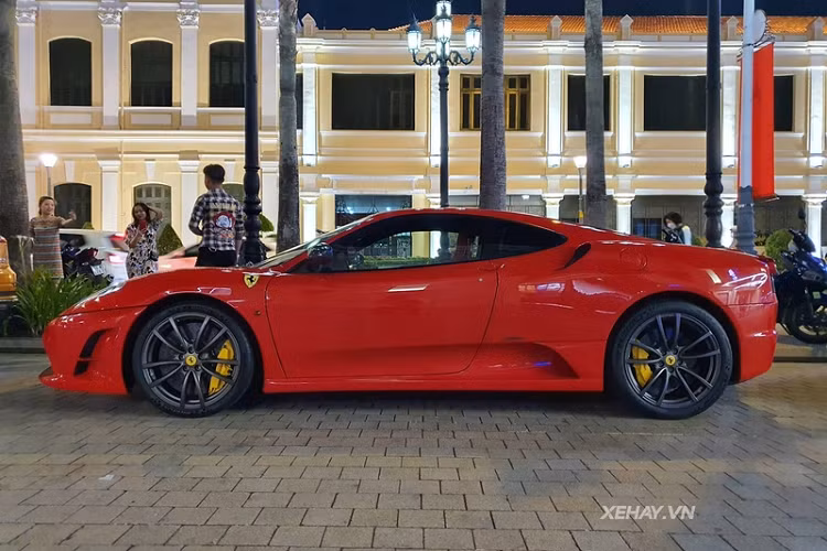 Cùng sử dụng động cơ V8 4.3L giống 430 nhưng 430 Scuderia lại mạnh mẽ hơn đáng kể, với công suất lên tới 503 mã lực (tăng 20 mã lực) và mô-men xoắn cực đại 471 Nm (tăng 6 Nm).