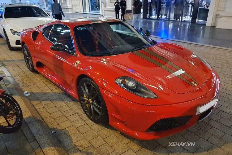 Việt Nam hiện chỉ có 2 chiếc Ferrari 430 Scuderia, cả 2 đều có ngoại thất màu đỏ đặc trưng của thương hiệu nhưng khác biệt dễ nhận ra nhất chính là Ferrari 430 Scuderia đầu tiên về nước có 2 sọc màu vàng chạy từ nắp capô lên trần và kết thúc ở đuôi xe, còn chiếc thứ 2 đi kèm sọc màu tối.