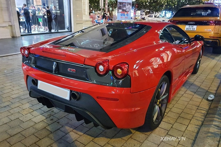 Tuy nhiên, trang bị đáng chú ý nhất trên 430 Scuderia chính là bộ mâm siêu nhẹ và ống xả tròn được đặt trên cao khác biệt hoàn toàn so với ống xả kép đặt 2 bên hông xe của Ferrari 430.