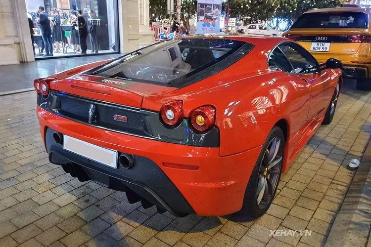 Tuy nhiên, trang bị đáng chú ý nhất trên 430 Scuderia chính là bộ mâm siêu nhẹ và ống xả tròn được đặt trên cao khác biệt hoàn toàn so với ống xả kép đặt 2 bên hông xe của Ferrari 430.