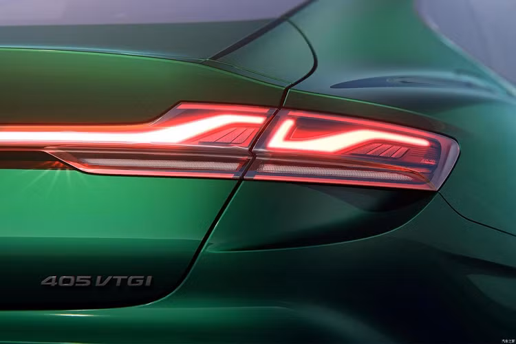 Theo một số nguồn tin, MG7 2023 tại Trung Quốc sẽ có 3 tùy chọn động cơ. Đầu tiên là động cơ xăng 4 xi-lanh, tăng áp, dung tích 1.5L dành cho MG7 2023 bản 300 VTGI. Động cơ này tạo ra công suất tối đa 183 mã lực và mô-men xoắn cực đại 300 Nm, đi với hộp số tự động ly hợp kép 7 cấp.