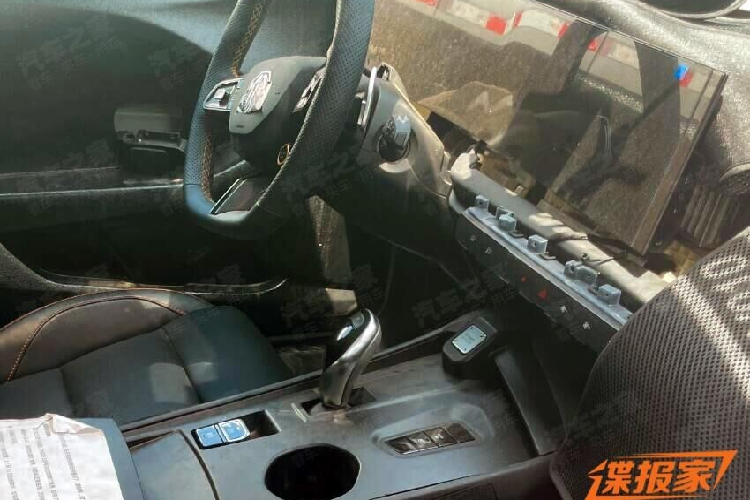 Với thiết kế fastback gầm thấp bên sườn, MG7 2023 khiến người ta không khỏi nhớ đến Audi A7. Phần thân xe được thiết kế khá "cơ bắp" với những đường dập gân mạnh mẽ và chắn bùn sau nổi bật. Thêm vào đó là thiết kế cửa không viền và gương chiếu hậu tích hợp camera. Ngoài ra, xe còn được trang bị bộ vành hợp kim 5 chấu khỏe khoắn.