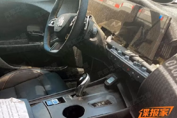 Với thiết kế fastback gầm thấp bên sườn, MG7 2023 khiến người ta không khỏi nhớ đến Audi A7. Phần thân xe được thiết kế khá "cơ bắp" với những đường dập gân mạnh mẽ và chắn bùn sau nổi bật. Thêm vào đó là thiết kế cửa không viền và gương chiếu hậu tích hợp camera. Ngoài ra, xe còn được trang bị bộ vành hợp kim 5 chấu khỏe khoắn.