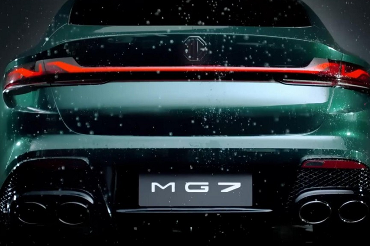 Hiện hãng MG chưa hé lộ thiết kế nội thất của MG7 thế hệ hoàn toàn mới. Tuy nhiên, hình ảnh chụp xe chạy trên đường thử cho thấy MG7 2023 sẽ được trang bị màn hình cong trên mặt táp-lô, kết hợp giữa bảng đồng hồ kỹ thuật số và màn hình thông tin giải trí. Bên cạnh đó là vô lăng 3 chấu với thiết kế vát đáy thể thao, tích hợp lẫy chuyển số, cần số điện tử và phanh tay điện tử.