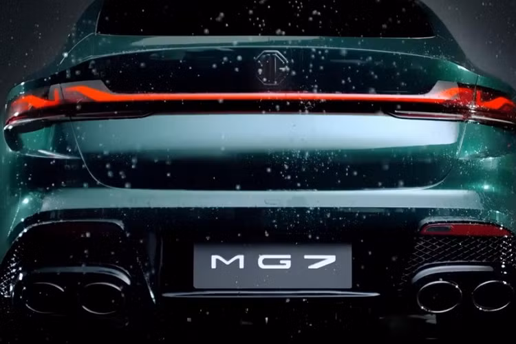 Hiện hãng MG chưa hé lộ thiết kế nội thất của MG7 thế hệ hoàn toàn mới. Tuy nhiên, hình ảnh chụp xe chạy trên đường thử cho thấy MG7 2023 sẽ được trang bị màn hình cong trên mặt táp-lô, kết hợp giữa bảng đồng hồ kỹ thuật số và màn hình thông tin giải trí. Bên cạnh đó là vô lăng 3 chấu với thiết kế vát đáy thể thao, tích hợp lẫy chuyển số, cần số điện tử và phanh tay điện tử.