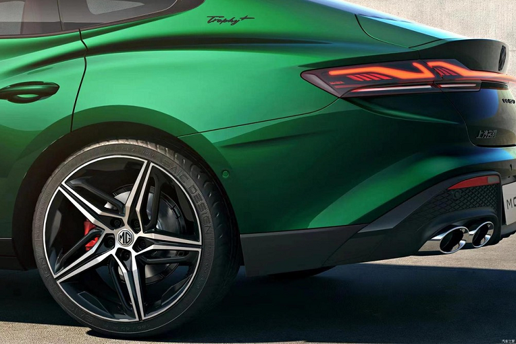 Thứ hai là động cơ xăng 4 xi-lanh, tăng áp, dung tích 2.0L, sản sinh công suất tối đa 254 mã lực và mô-men xoắn cực đại 405 Nm. Động cơ này kết hợp với hộp số tự động ZF 9 cấp và dùng cho MG7 2023 bản 405 VTGI Trophy.