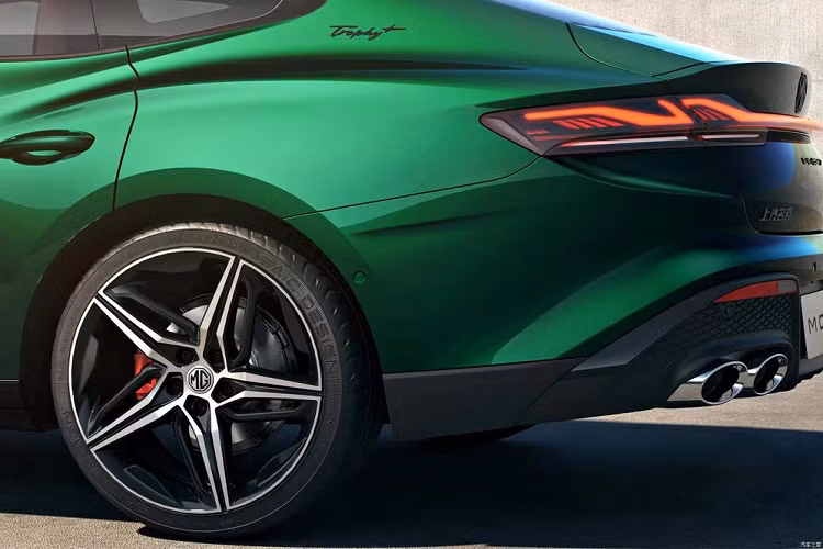 Thứ hai là động cơ xăng 4 xi-lanh, tăng áp, dung tích 2.0L, sản sinh công suất tối đa 254 mã lực và mô-men xoắn cực đại 405 Nm. Động cơ này kết hợp với hộp số tự động ZF 9 cấp và dùng cho MG7 2023 bản 405 VTGI Trophy.