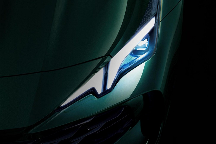 Vì thuộc dòng xe Black Label nên MG7 2023 sẽ sở hữu logo màu đen. Đồng thời, mẫu xe này cũng được áp dụng phong cách thiết kế khá thể thao với lưới tản nhiệt cỡ lớn và cụm đèn pha vuốt về phía sau, đi kèm 2 dải đèn LED định vị ban ngày hình chữ "V" sắc sảo. Trong khi đó, khe gió ở hai góc đầu xe gợi liên tưởng đến MG Cyberster Concept từng trình làng tại triển lãm Ô tô Thượng Hải 2021.