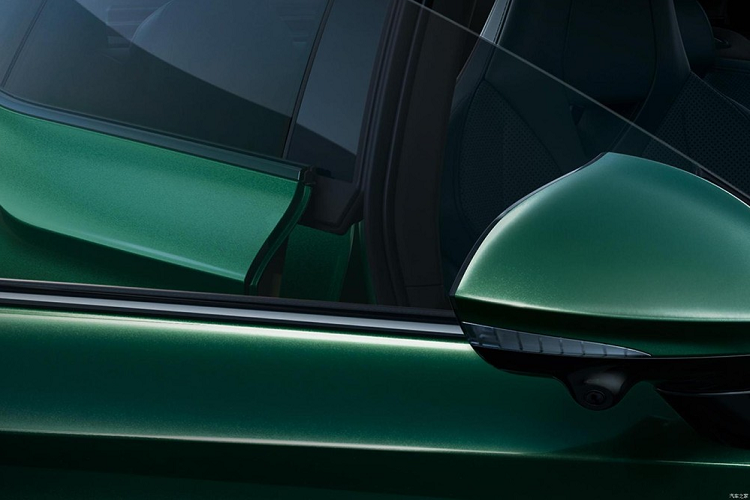 Ở đằng sau, MG7 2023 thu hút sự chú ý nhờ cụm đèn hậu LED nằm vắt ngang đuôi xe, ngay bên dưới cánh gió mui tích hợp vào nắp cốp. Thiết kế này khiến khu vực phía sau của xe trông "nở hậu" và bề thế hơn. Phía dưới còn có 4 ống xả hình bầu dục, chia đều sang hai bên. Đặc biệt, MG7 2023 còn có cả cánh gió đuôi chủ động nhưng dự kiến chỉ là trang bị tùy chọn. Thêm vào đó là màu sơn ngoại thất xanh lá British Green cổ điển, tương tự MG7 thế hệ đầu tiên.