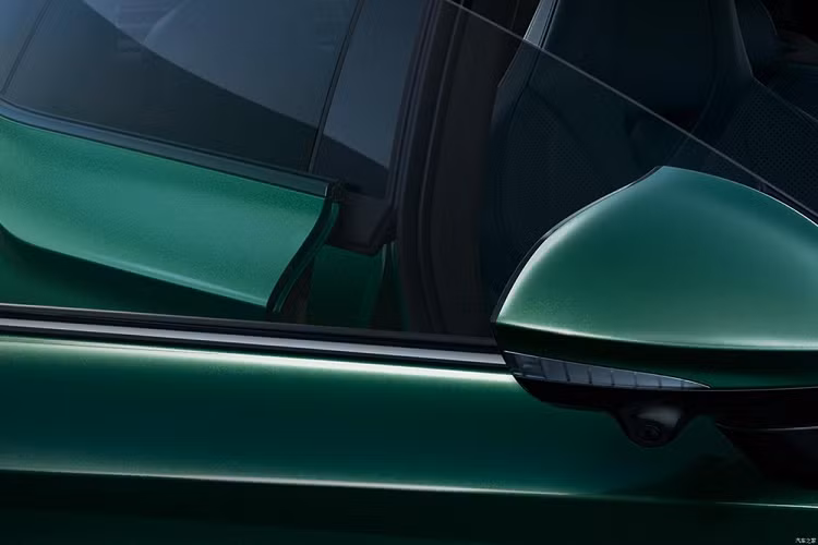 Ở đằng sau, MG7 2023 thu hút sự chú ý nhờ cụm đèn hậu LED nằm vắt ngang đuôi xe, ngay bên dưới cánh gió mui tích hợp vào nắp cốp. Thiết kế này khiến khu vực phía sau của xe trông "nở hậu" và bề thế hơn. Phía dưới còn có 4 ống xả hình bầu dục, chia đều sang hai bên. Đặc biệt, MG7 2023 còn có cả cánh gió đuôi chủ động nhưng dự kiến chỉ là trang bị tùy chọn. Thêm vào đó là màu sơn ngoại thất xanh lá British Green cổ điển, tương tự MG7 thế hệ đầu tiên.