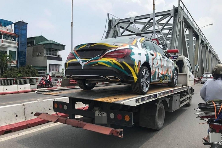 Dan decal va son moi toan bo xe oto co bi phat, cam dang kiem?