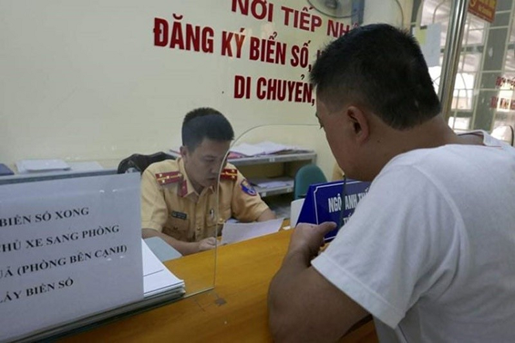 Dan decal va son moi toan bo xe oto co bi phat, cam dang kiem?-Hinh-2