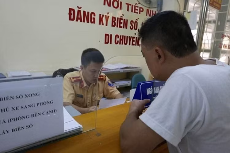 Dan decal va son moi toan bo xe oto co bi phat, cam dang kiem?-Hinh-2