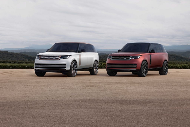 Hơn 2 triệu cấu hình riêng lẻ đã được khách hàng xây dựng tại trang web chính thức của Land Rover, tạo nên làn sóng đặc biệt về sức hút của mẫu SUV sang trọng nguyên bản này trên toàn cầu. Nick Collins, Giám đốc Điều hành các Chương trình Xe của Jaguar Land Rover, cho biết: “Range Rover mới là chiếc SUV hạng sang đáng mơ ước, thanh lịch và có khả năng vận hành tốt nhất trên thế giới”.