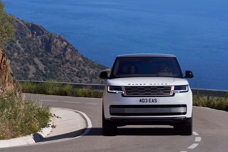 Giá xe Range Rover SV LWB P530 mới tiêu chuẩn dự kiến từ 23.859.000.000* đồng cho phiên bản trục cơ sở kéo dài (LWB) tại thị trường Việt Nam và sẵn sàng nhận đơn đặt hàng từ khách hàng kể từ hôm nay.