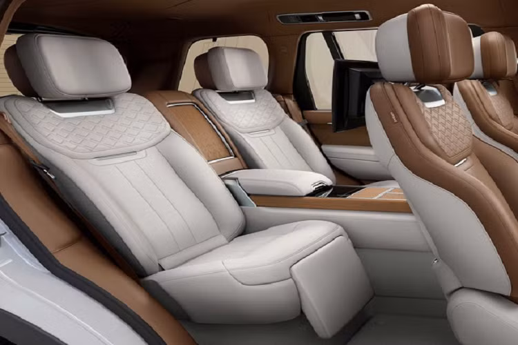 Thiết kế cản trước độc đáo và lưới tản nhiệt năm thanh đặc trưng cho mẫu xe hàng đầu mới, cùng với huy hiệu SV đặc biệt được khắc laser trên mang hông xe, huy hiệu SV được thiết kế bằng vật liệu gốm màu trắng mới trên cửa hậu và tùy chọn bộ mâm xe ba tông màu kích thước 23 inch.