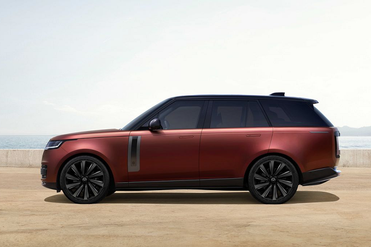 Range Rover Mới sẽ trở thành mẫu xe đầu tiên trong gia đình Land Rover chạy hoàn toàn bằng điện khi phiên bản 100% chạy điện ra mắt vào năm 2024, và mỗi chiếc xe Land Rover cũng sẽ có tùy chọn hệ truyền động hoàn toàn bằng điện vào cuối thập kỷ này - giúp Jaguar Land Rover đạt được mục tiêu không khí thải trên toàn bộ dòng sản phẩm, vận hành và chuỗi cung ứng vào năm 2039 như một phần của chiến lược ‘Tái định nghĩa’.