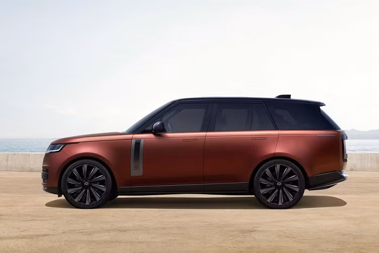 Range Rover Mới sẽ trở thành mẫu xe đầu tiên trong gia đình Land Rover chạy hoàn toàn bằng điện khi phiên bản 100% chạy điện ra mắt vào năm 2024, và mỗi chiếc xe Land Rover cũng sẽ có tùy chọn hệ truyền động hoàn toàn bằng điện vào cuối thập kỷ này - giúp Jaguar Land Rover đạt được mục tiêu không khí thải trên toàn bộ dòng sản phẩm, vận hành và chuỗi cung ứng vào năm 2039 như một phần của chiến lược ‘Tái định nghĩa’.