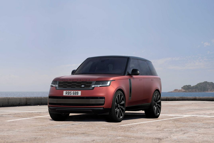 Mẫu xe Range Rover thế hệ mới dễ dàng kết hợp sự hiện đại ngoạn mục với vẻ đẹp thẩm mỹ cùng sự tinh tế trong công nghệ và khả năng kết nối liền mạch – và lần đầu tiên đi cùng không gian nội thất rộng rãi cho tối đa 7 người lớn. Mẫu xe Range Rover Mới có các tùy chọn động cơ xăng sáu xi-lanh lai điện nhẹ (mild-hybrid) hiệu quả, và động cơ xăng V8 mạnh mẽ hoàn toàn mới.