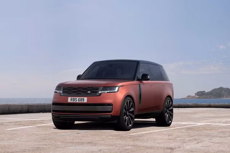 Mẫu xe Range Rover thế hệ mới dễ dàng kết hợp sự hiện đại ngoạn mục với vẻ đẹp thẩm mỹ cùng sự tinh tế trong công nghệ và khả năng kết nối liền mạch – và lần đầu tiên đi cùng không gian nội thất rộng rãi cho tối đa 7 người lớn. Mẫu xe Range Rover Mới có các tùy chọn động cơ xăng sáu xi-lanh lai điện nhẹ (mild-hybrid) hiệu quả, và động cơ xăng V8 mạnh mẽ hoàn toàn mới.