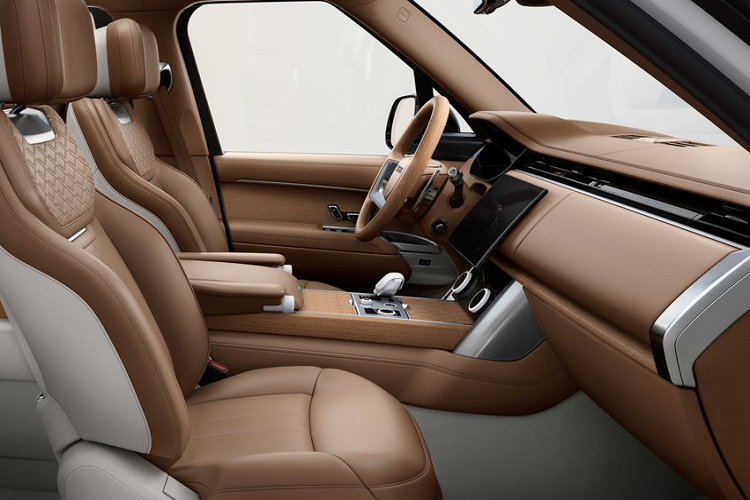 Các vật liệu độc quyền bao gồm kim loại mạ bóng, gốm mài nhẵn, gỗ có nguồn gốc bền vững và da mềm near-aniline, cũng như các loại vải Ultrafabrics™ siêu bền. Các phiên bản chủ đề SV Serenity sang trọng tinh túy và SV Intrepid huyền bí là chìa khóa mở ra hành trình cá nhân hóa trên phiên bản Range Rover SV Mới.