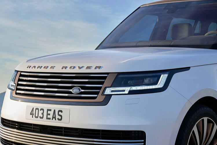 Mẫu xe Range Rover mới được phân phối với phiên bản Autobiography, cùng với phiên bản First Edition độc quyền để kỷ niệm năm đầu tiên sản xuất. Cả hai biến thể Trục cơ sở tiêu chuẩn (SWB) và Trục cơ sở kéo dài (LWB) có năm chỗ ngồi, trong đó biến thể Range Rover LWB Mới mang đến sự thoải mái vượt trội dành cho hành khách ở hàng ghế sau.