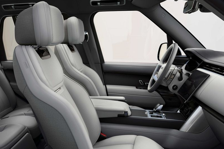 Mark Turner, Giám đốc Thương mại, Trung tâm Chế tạo Phiên Bản Đặc biệt, cho biết: “Phiên bản Range Rover SV Mới đánh dấu một thời điểm quan trọng đối với Trung tâm Chế tạo Phiên Bản Đặc biệt. Khách hàng chính là những người sẽ truyền đạt mọi cảm xúc và cảm nhận với phong cách rất riêng về sự sang trọng hiện đại, đồng thời cũng tận hưởng chung niềm đam mê với chúng tôi dành cho thiết kế tinh tế, kỹ nghệ chế tác khéo léo và chất lượng cao cấp.”