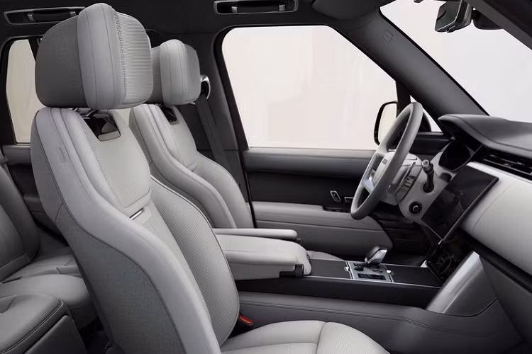 Mark Turner, Giám đốc Thương mại, Trung tâm Chế tạo Phiên Bản Đặc biệt, cho biết: “Phiên bản Range Rover SV Mới đánh dấu một thời điểm quan trọng đối với Trung tâm Chế tạo Phiên Bản Đặc biệt. Khách hàng chính là những người sẽ truyền đạt mọi cảm xúc và cảm nhận với phong cách rất riêng về sự sang trọng hiện đại, đồng thời cũng tận hưởng chung niềm đam mê với chúng tôi dành cho thiết kế tinh tế, kỹ nghệ chế tác khéo léo và chất lượng cao cấp.”