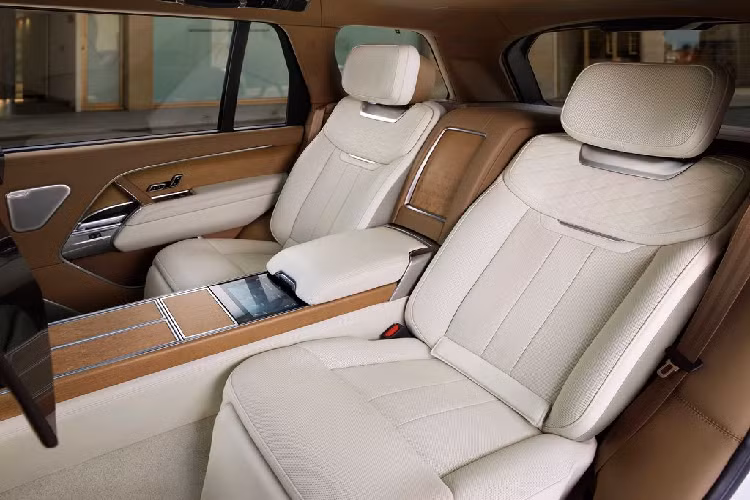 Ngoài ra, các phiên bản Range Rover SV còn được trang bị Màn hình Giải trí cho hàng ghế sau 13,1 inch, đây là màn hình lớn nhất từng được thiết kế trên mẫu xe Range Rover và kích thước tối ưu để tạo sự thoải mái hơn bao giờ hết. Tai nghe có độ trung thực cao cũng được thiết kế dành riêng cho phiên bản Range Rover SV này, với độ êm và hiệu suất được nâng cao ở dải âm cao.