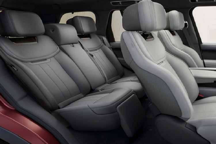 Mẫu xe Range Rover mới được phân phối với phiên bản Autobiography, cùng với phiên bản First Edition độc quyền để kỷ niệm năm đầu tiên sản xuất. Cả hai biến thể Trục cơ sở tiêu chuẩn (SWB) và Trục cơ sở kéo dài (LWB) có năm chỗ ngồi, trong đó biến thể Range Rover LWB Mới mang đến sự thoải mái vượt trội dành cho hành khách ở hàng ghế sau.