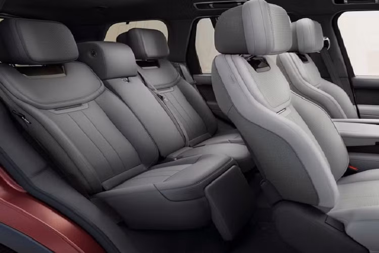 Mẫu xe Range Rover mới được phân phối với phiên bản Autobiography, cùng với phiên bản First Edition độc quyền để kỷ niệm năm đầu tiên sản xuất. Cả hai biến thể Trục cơ sở tiêu chuẩn (SWB) và Trục cơ sở kéo dài (LWB) có năm chỗ ngồi, trong đó biến thể Range Rover LWB Mới mang đến sự thoải mái vượt trội dành cho hành khách ở hàng ghế sau.