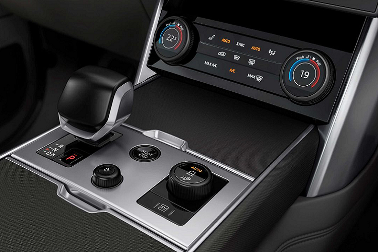 Mỗi chủ đề sẽ mang đến cho Range Rover SV một cá tính riêng biệt, có thể lựa chọn độc lập cho ngoại thất và nội thất, hoặc kết hợp với ngoại thất hay nội thất tiêu chuẩn của Range Rover SV, hoặc lựa chọn đồng bộ xuyên suốt trên chiếc xe. Các tùy chọn màu sắc nội thất hai tông màu tương phản tạo nên sự khác biệt ở hàng ghế trước và hàng ghế sau trong cabin.