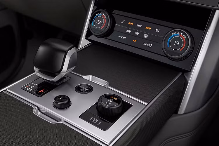 Mỗi chủ đề sẽ mang đến cho Range Rover SV một cá tính riêng biệt, có thể lựa chọn độc lập cho ngoại thất và nội thất, hoặc kết hợp với ngoại thất hay nội thất tiêu chuẩn của Range Rover SV, hoặc lựa chọn đồng bộ xuyên suốt trên chiếc xe. Các tùy chọn màu sắc nội thất hai tông màu tương phản tạo nên sự khác biệt ở hàng ghế trước và hàng ghế sau trong cabin.