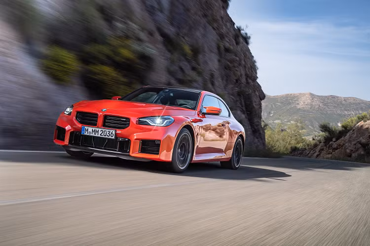 Khe hút gió hình chữ nhật ở giữa cản cũng được mở rộng nhằm tăng hiệu quả làm mát cho mẫu xe thể thao Đức. Chính những đường nét vuông vức này cũng tiếp tục được sử dụng cho phần cản sau khi hai bên cản cũng được thiết kế vuông vức, đèn phản quang phía sau được đặt ở chính giữa. Xe được trang bị tổng cộng bốn ống xả và được lắp đặt một cánh gió nhỏ phía sau được đặt trên nắp khoang hành lý.