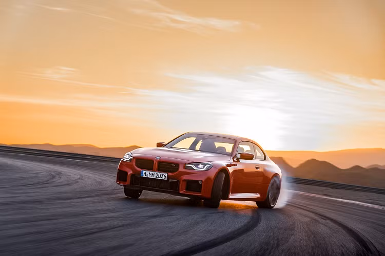 Một số chi tiết như vô lăng và lẫy chuyển số (trên xe số tự động) đều được làm bằng carbon. BMW M2 được trang bị phần mềm iDrive 8 mới nhất của BMW, có màn hình hiển thị thông tin 12,3 inch và màn hình điều khiển cong 14,9 inch. Hệ thống định vị bản đồ BMW Maps được trang bị tiêu chuẩn, nhưng nếu người dùngmuốn có màn hình hướng lên dành riêng cho M thì sẽ phải bổ sung thêm.