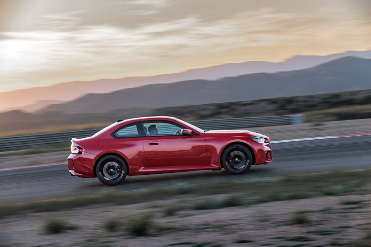 Tuy nhiên, với trang bị động cơ 6 xi-lanh thẳng hàng TwinPower Turbo 453 mã lực, hệ dẫn động cầu sau và hộp số sàn 6 cấp tiêu chuẩn hoặc hộp số tự động 8 cấp tùy chọn cũng sẽ là một điểm cộng hấp dẫn với những người chơi xe.