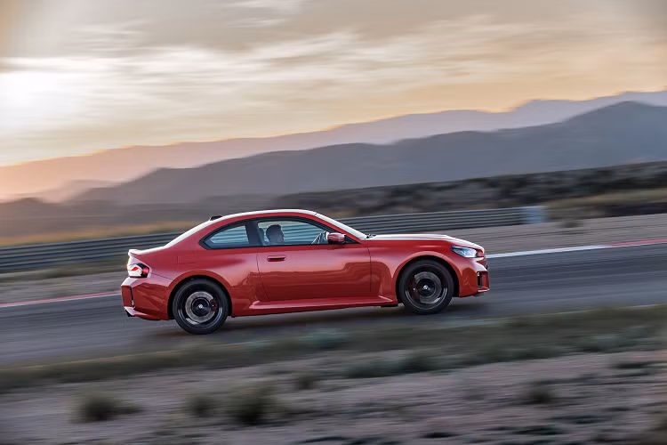 Tuy nhiên, với trang bị động cơ 6 xi-lanh thẳng hàng TwinPower Turbo 453 mã lực, hệ dẫn động cầu sau và hộp số sàn 6 cấp tiêu chuẩn hoặc hộp số tự động 8 cấp tùy chọn cũng sẽ là một điểm cộng hấp dẫn với những người chơi xe.